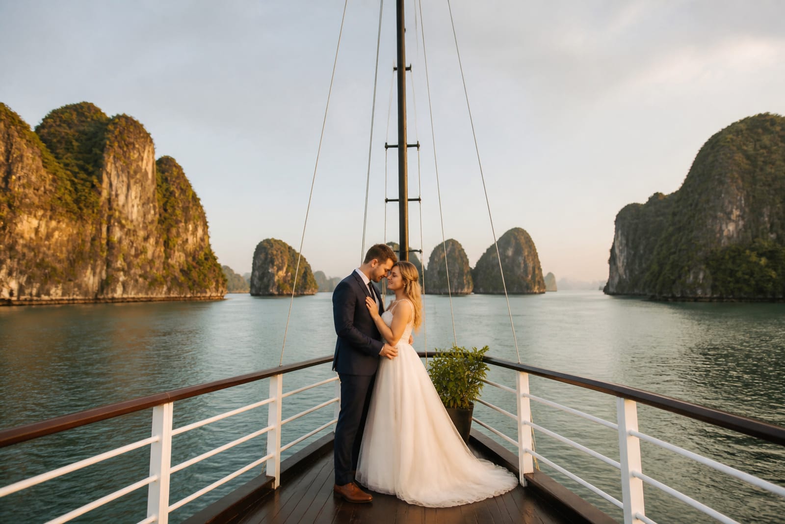 Ha Long Bay (illustration)